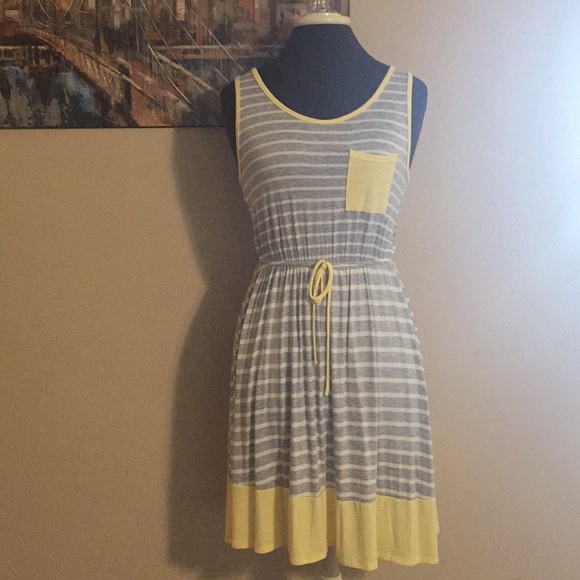 Adorable lemon trim sleeveless dress - Picture 3 of 5